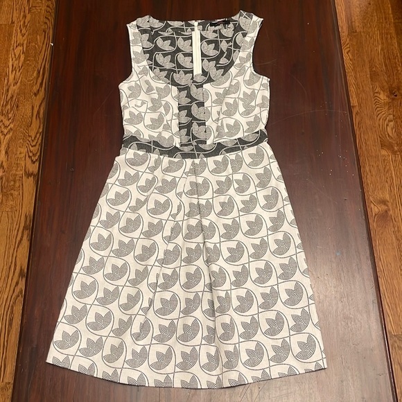 Trina Turk gray and white tulip design dress size 2 - Picture 1 of 5